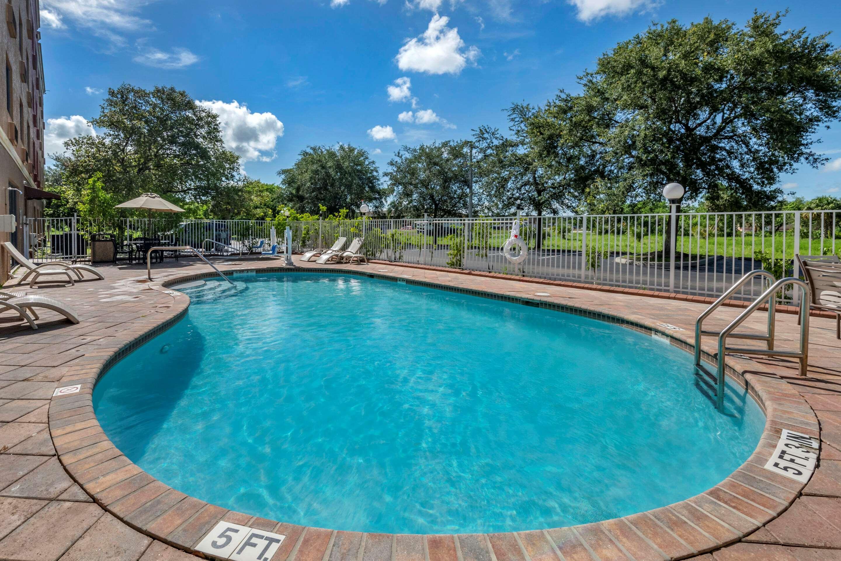 Comfort Suites Fort Pierce I-95 Екстер'єр фото