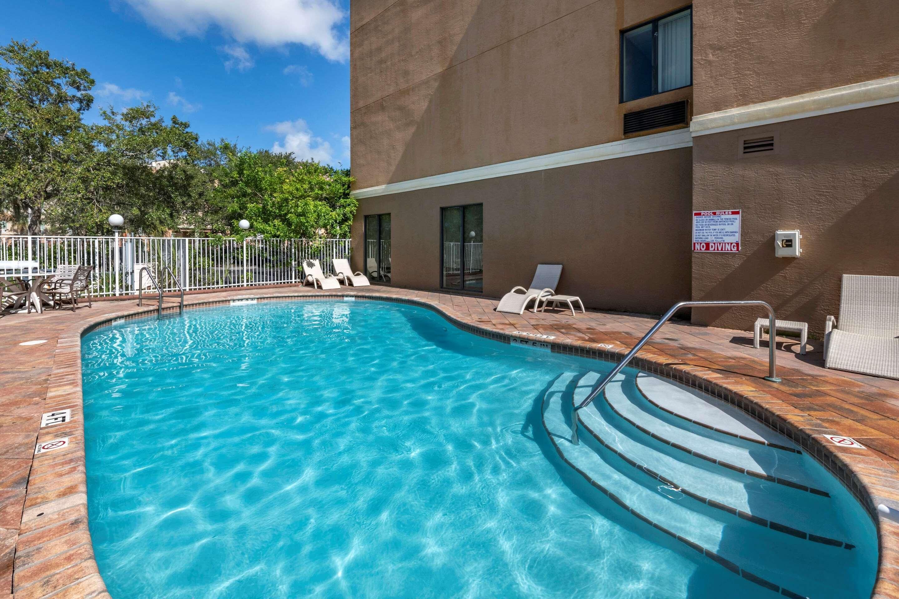 Comfort Suites Fort Pierce I-95 Екстер'єр фото